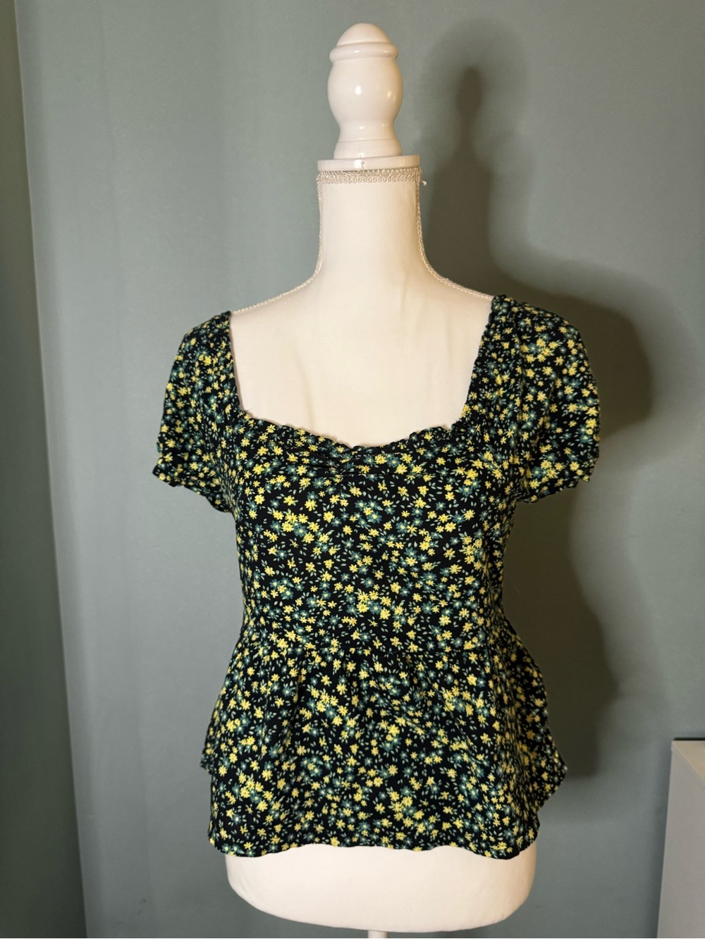 GIRLS Old Navy Black Peplum Top with Yellow Daisy Print XL 14/16